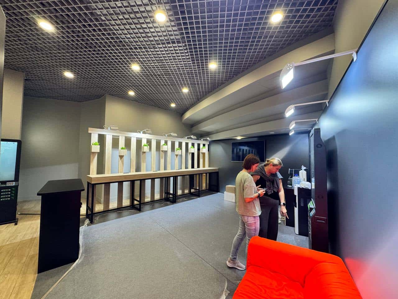 Барная стойка и посетители в реализованной зоне T2